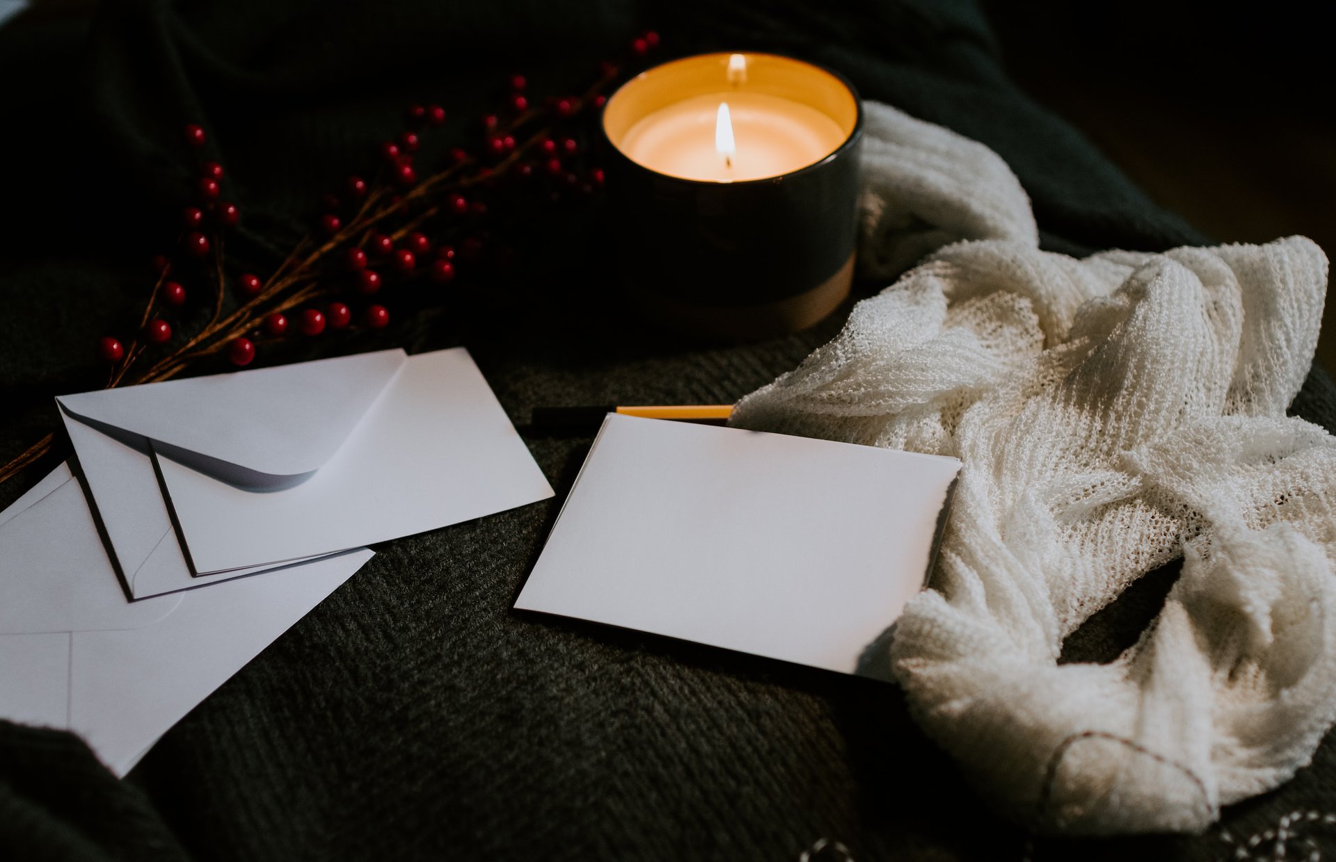 kunstiline-weihnachten-erinnerung white paper on white textile
