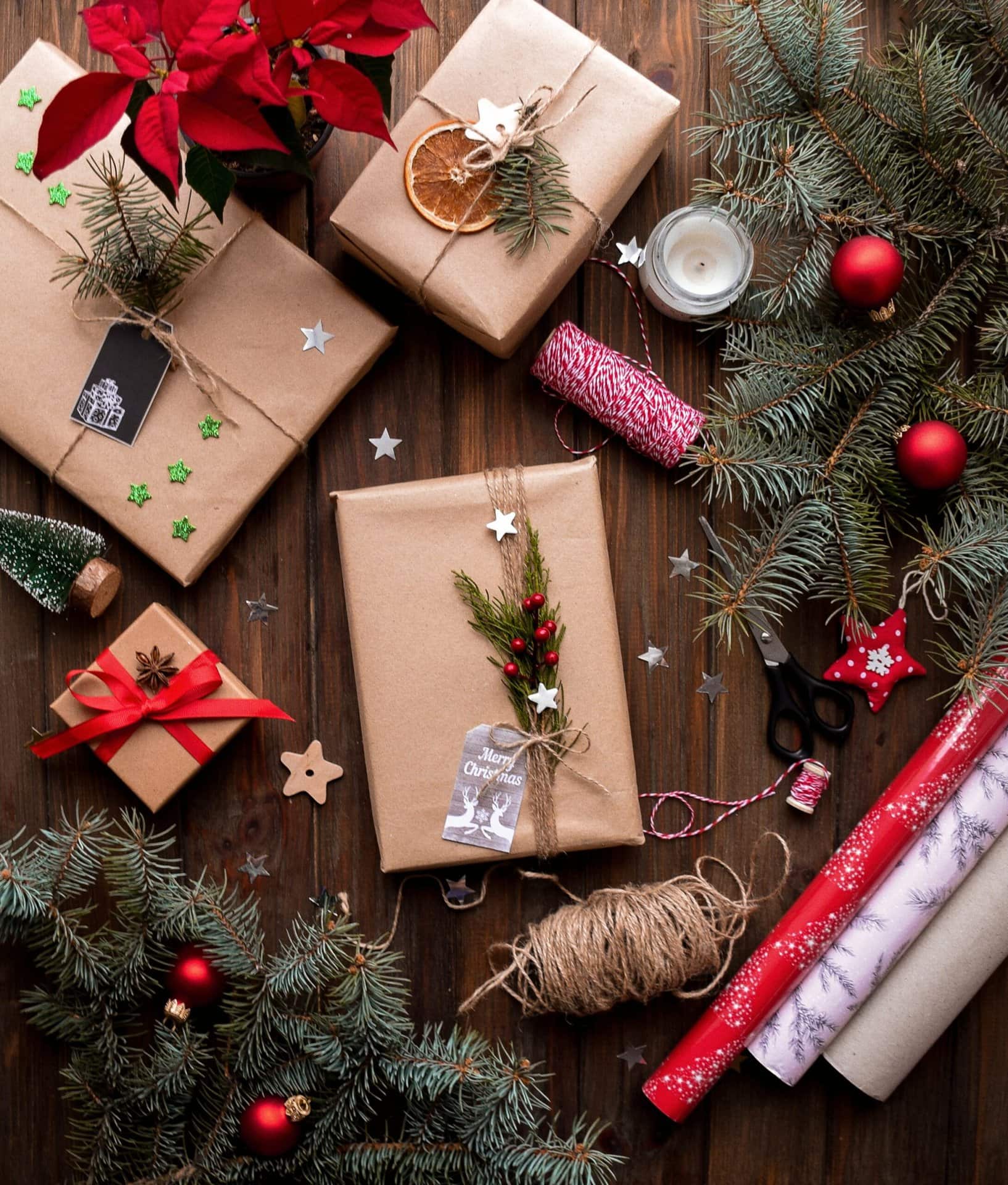 kunstiline-weihnachten-geschenke four brown boxes