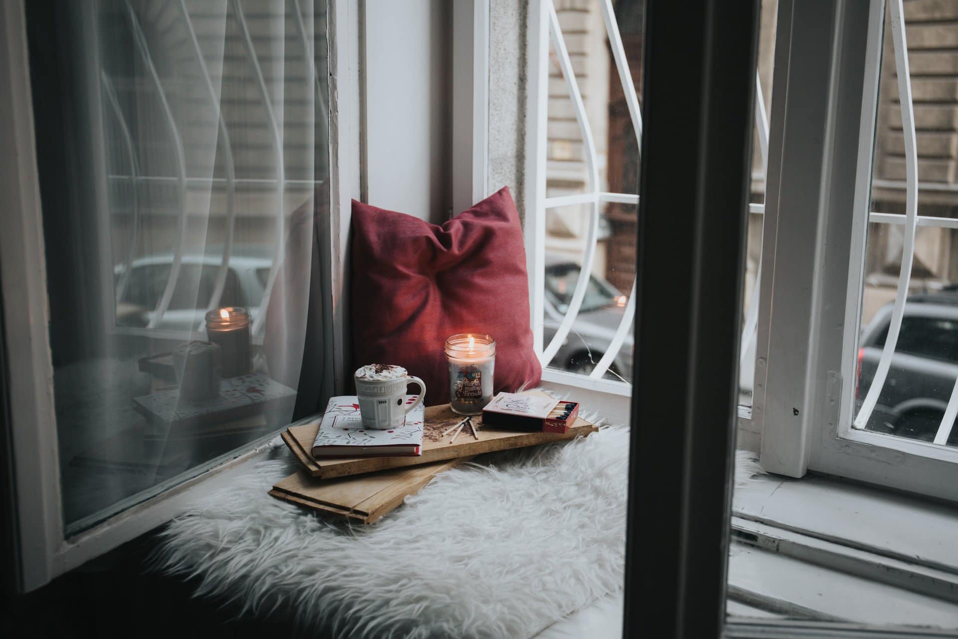 kunstiline-weihnachten-relax photo of gel candle on board beside pillow