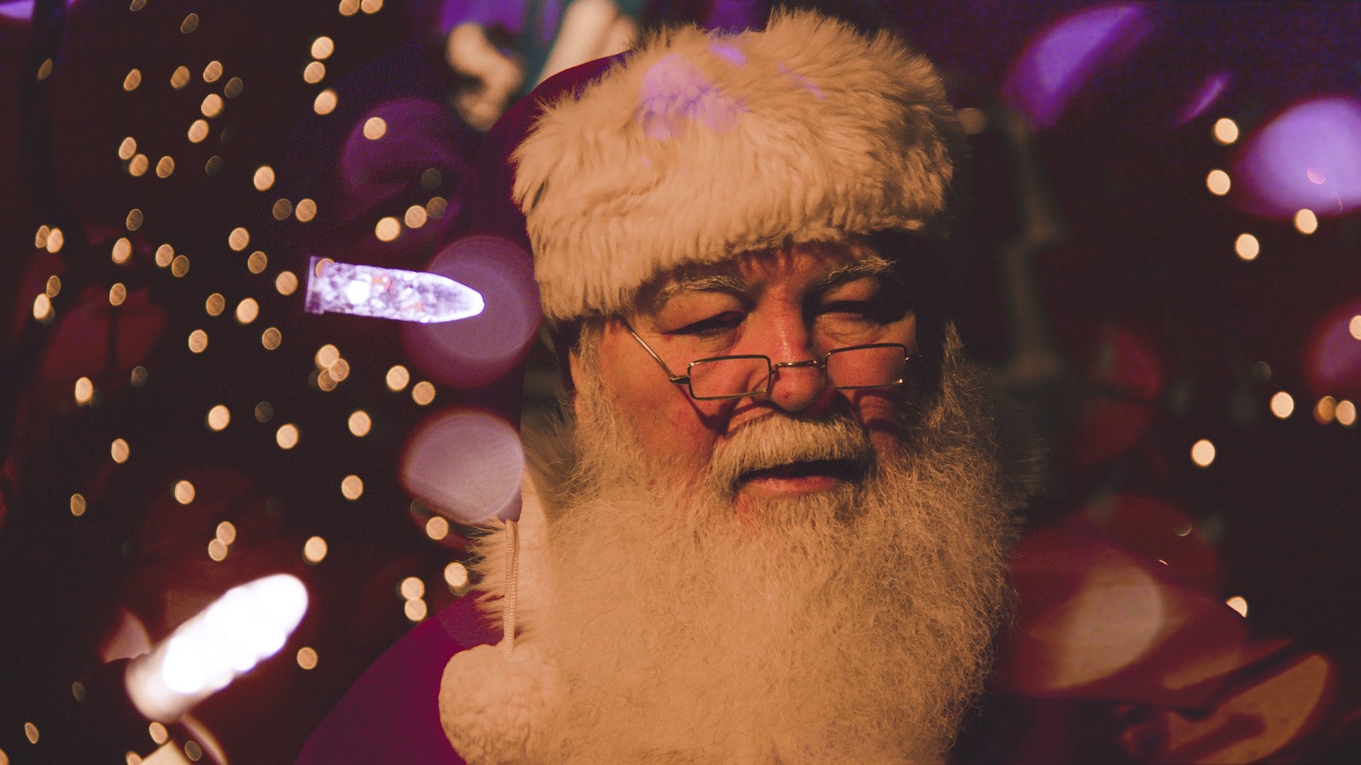 kunstiline-weihnachten-santa bokeh photography of Santa Claus