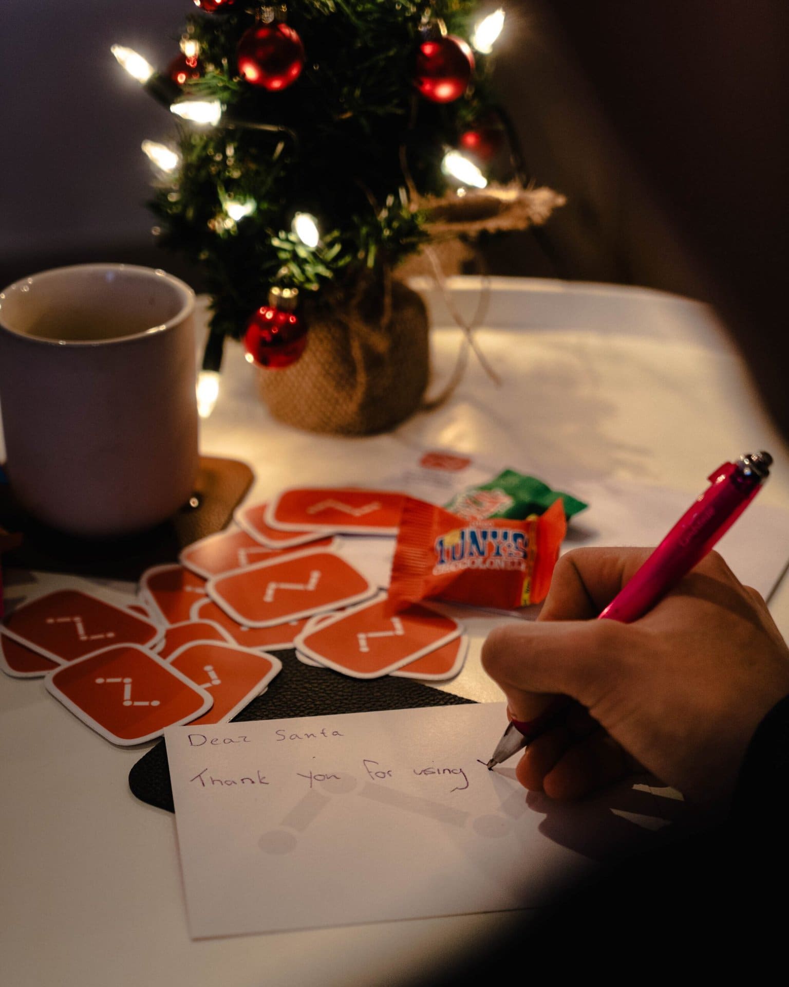 kunstiline-weihnachten-schreiben person writing on white envelope