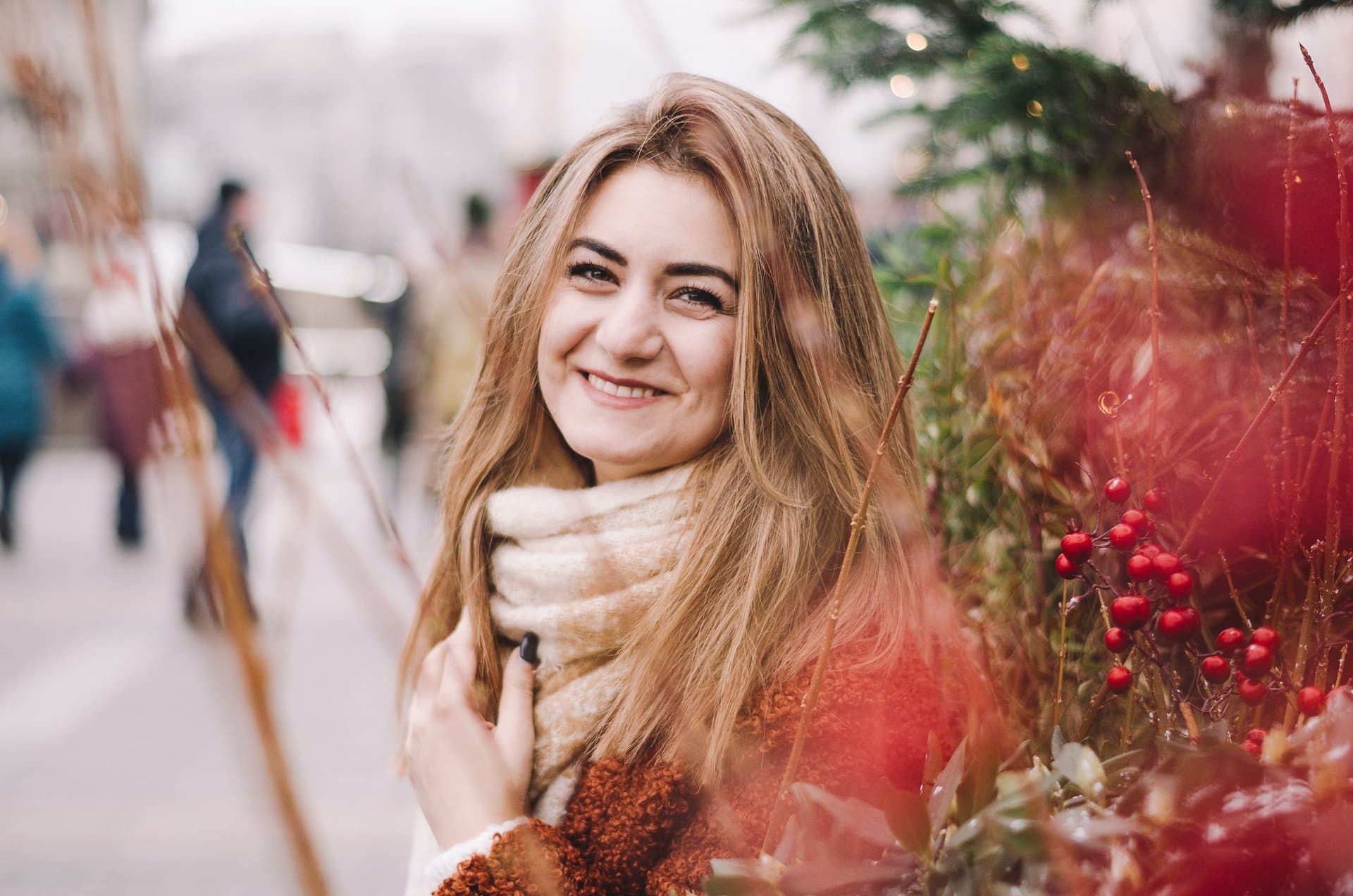 kunstiline-weihnachten-smile smiling woman photo
